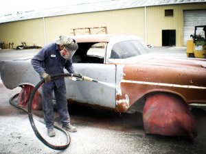Renovace pískováním zrezlé karoserie auta